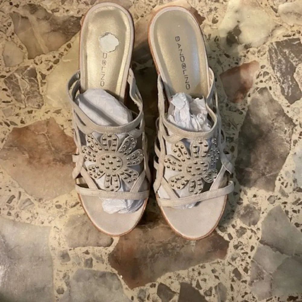 Final Sale - Bandolino Cream Wedges, size 10